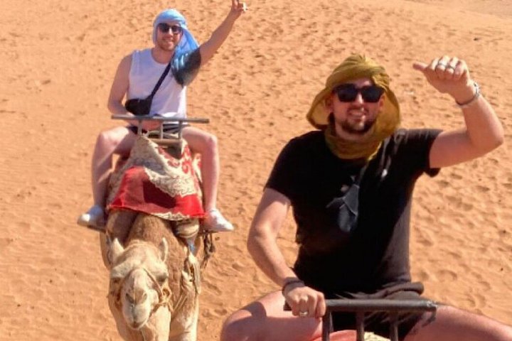 Agadir Camel rider lokal marknad med te dryck och kakor