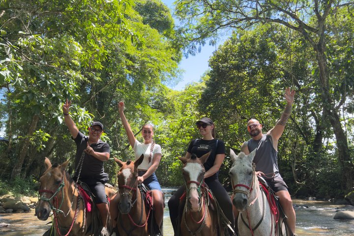 Horseback Riding Adventure i La Fortuna med River Crossings