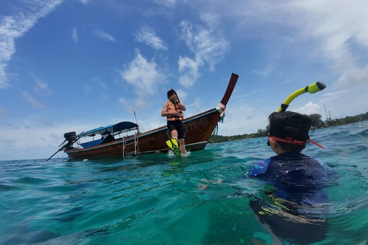 Tour de snorkeling de baixa temporada de Koh Lipe em barco longtail tradicional