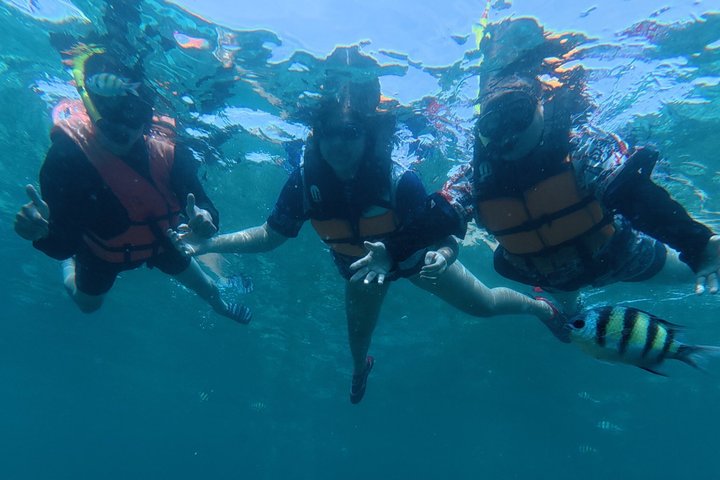 Tour de snorkeling de baixa temporada de Koh Lipe em barco longtail tradicional