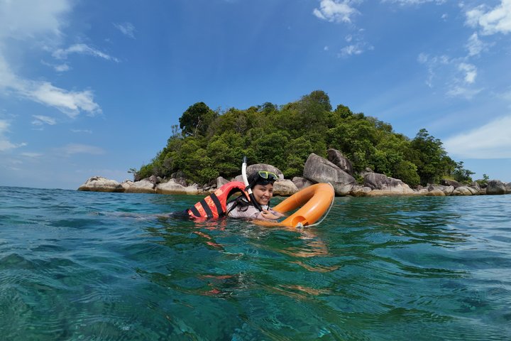 Tour de snorkeling de baixa temporada de Koh Lipe em barco longtail tradicional