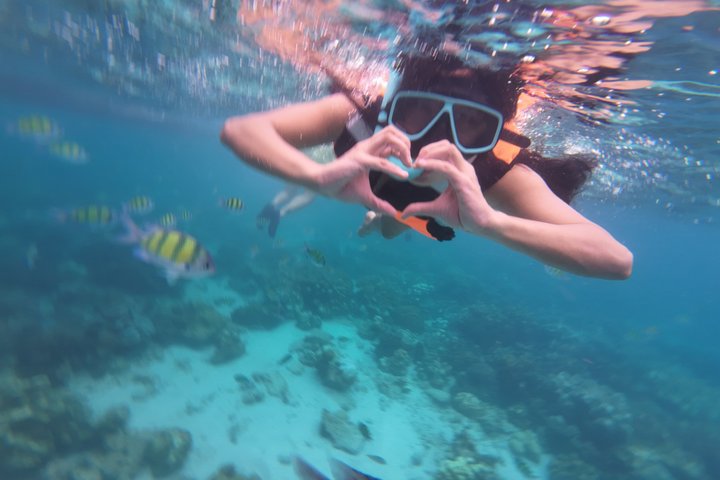 Tour de snorkeling de baixa temporada de Koh Lipe em barco longtail tradicional