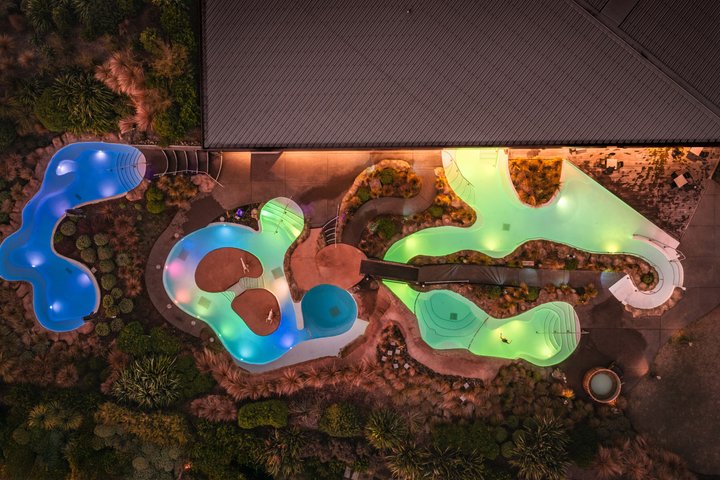 Piscines chaudes familiales avec vue imprenable sur la montagne à Methven