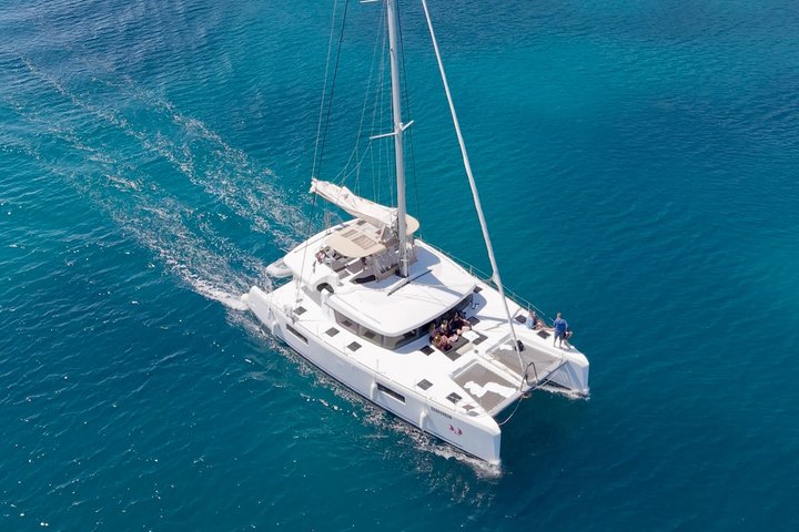 Cagliari Katamaran-Segeltour: Malerische Küste und Schnorchelmöglichkeiten