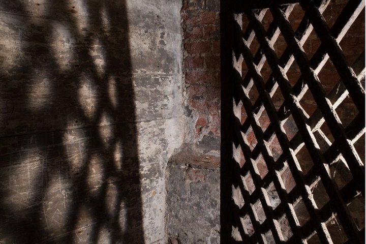 Tour di una strada medievale nascosta sotto la città di Norwich
