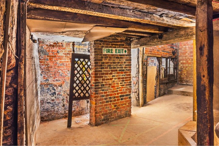 Tour di una strada medievale nascosta sotto la città di Norwich