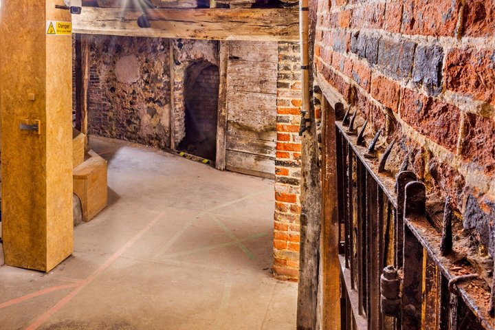Tour di una strada medievale nascosta sotto la città di Norwich