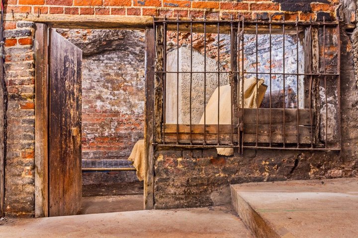 Tour di una strada medievale nascosta sotto la città di Norwich