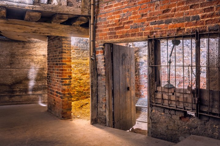 Tour di una strada medievale nascosta sotto la città di Norwich