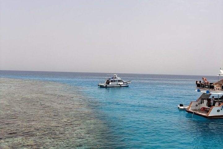 Privat båd , fiskeri , snorkling , delfiner & frokost – Hurghada