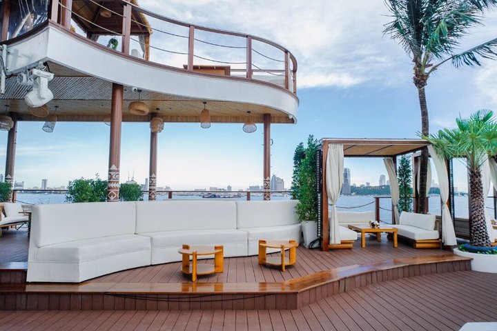 Pattaya SINA Beach Club Siège privé avec vue sur l'océan et la piscine