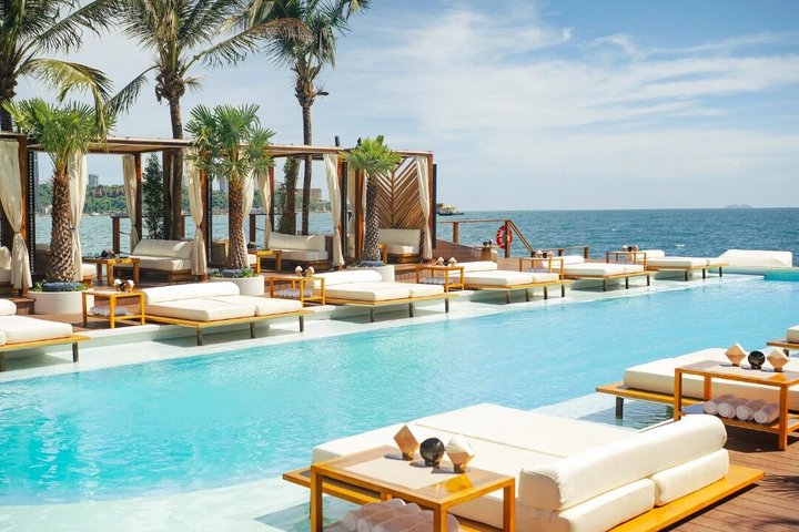 Pattaya SINA Beach Club Siège privé avec vue sur l'océan et la piscine