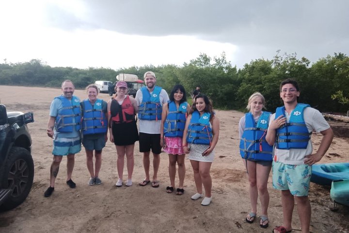 Tour de Dindin’s Biobay Tours-CLEAR BOTTOM KAYAKS en Mosquito Bay