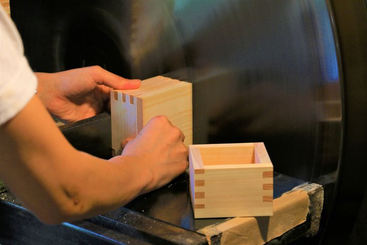 Fra Gifu Private Sake Brewery Tour med en Masu Box souvenir