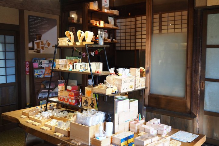 Fra Gifu Private Sake Brewery Tour med en Masu Box souvenir