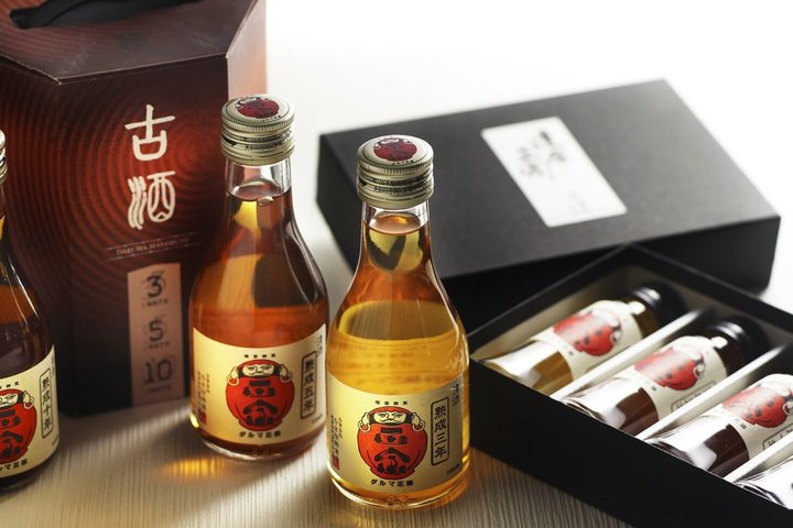 Fra Gifu Private Sake Brewery Tour med en Masu Box souvenir