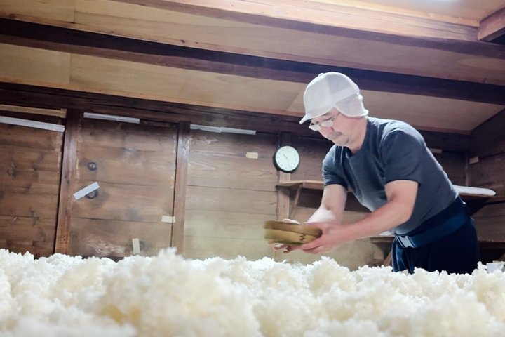 Fra Gifu Private Sake Brewery Tour med en Masu Box souvenir