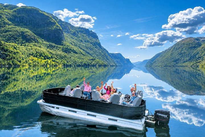 Cruzeiro Privado: Mostraumen by Zodiac ou Lux Pontoon Boat