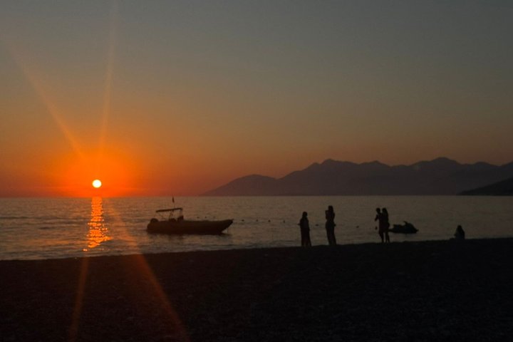 Sarandë : Excursion en bateau en petit groupe avec arrêts baignade, boissons et parasols