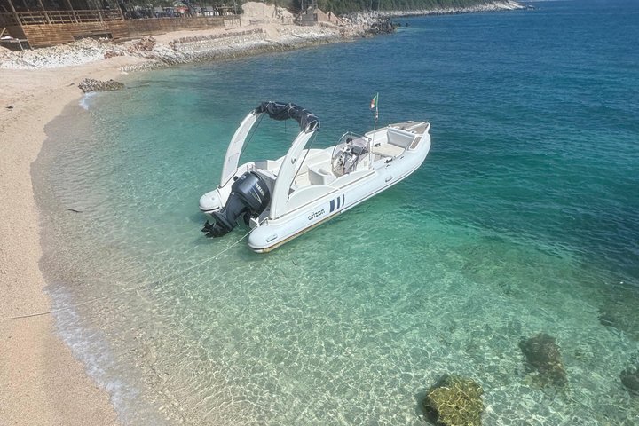 Sarandë : Excursion en bateau en petit groupe avec arrêts baignade, boissons et parasols