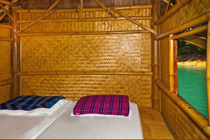 Bungalow flotante de bambú de 2 días y 1 noche en el lago Cheow Lan
