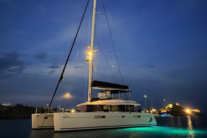 Crucero al atardecer en catamarán con comida, bebidas y traslado