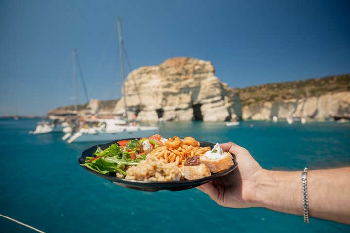 Milos luksus seilbåt cruise til Kleftiko Bay med måltider og drikke