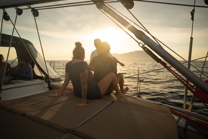 Milos luksus seilbåt cruise til Kleftiko Bay med måltider og drikke