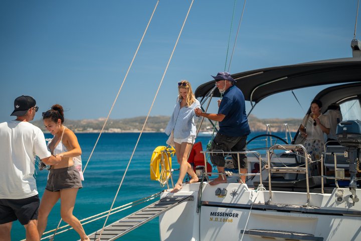 Milos luksus seilbåt cruise til Kleftiko Bay med måltider og drikke