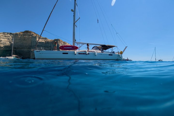 Milos luksus seilbåt cruise til Kleftiko Bay med måltider og drikke