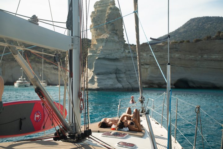 Milos luksus seilbåt cruise til Kleftiko Bay med måltider og drikke