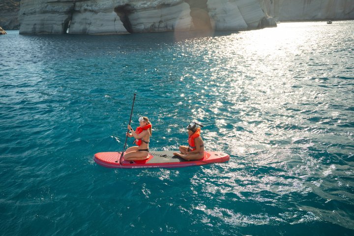 Milos luksus seilbåt cruise til Kleftiko Bay med måltider og drikke