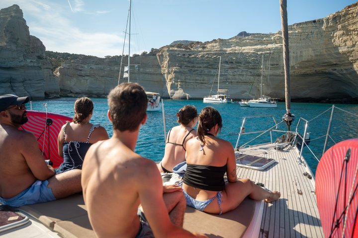 Milos luksus seilbåt cruise til Kleftiko Bay med måltider og drikke