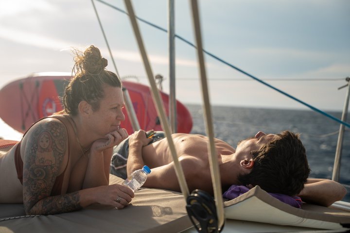 Milos luksus seilbåt cruise til Kleftiko Bay med måltider og drikke