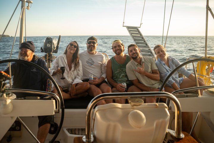 Milos luksus seilbåt cruise til Kleftiko Bay med måltider og drikke