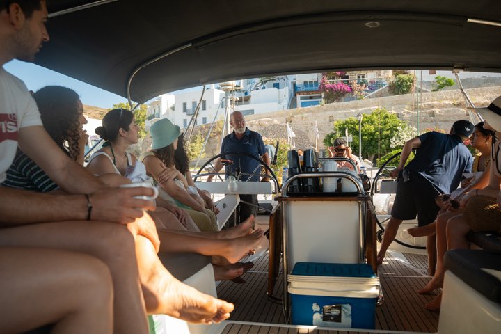 Milos luksus seilbåt cruise til Kleftiko Bay med måltider og drikke