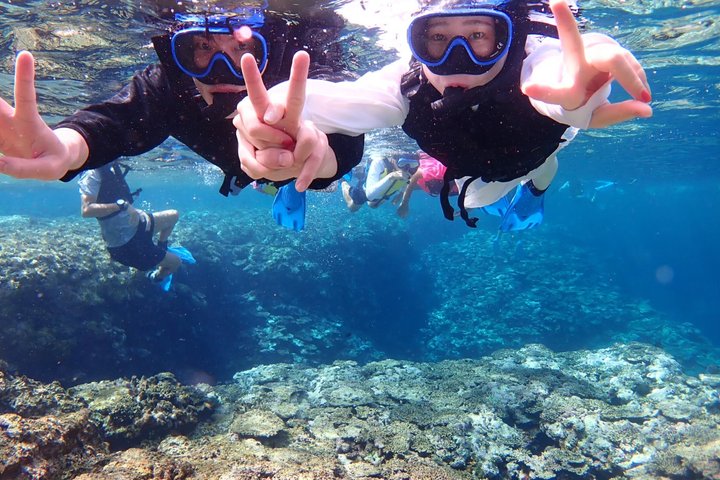 Plongée avec tuba sur l'île fantôme d'Okinawa Ishigaki et la grotte bleue