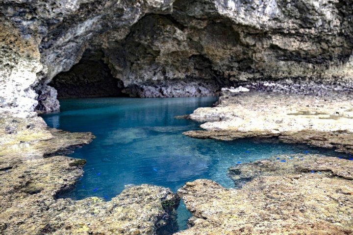Plongée avec tuba sur l'île fantôme d'Okinawa Ishigaki et la grotte bleue