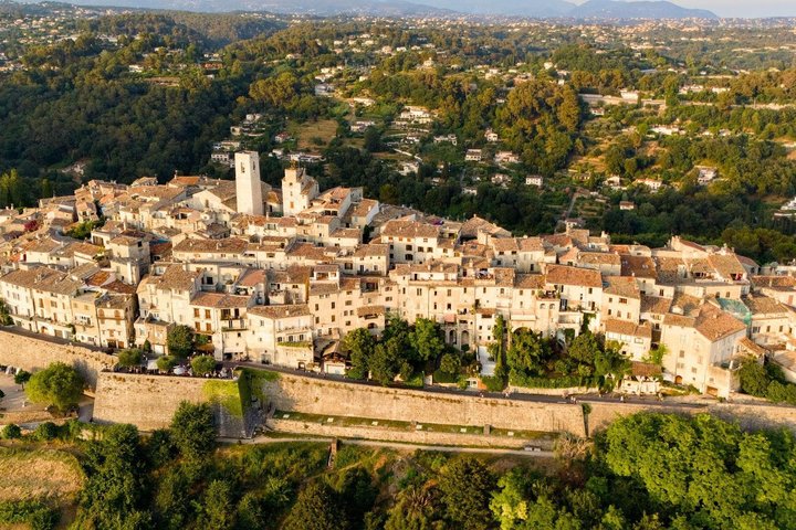 Villages de contes de fées de la Côte d'Azur et découverte des parfums