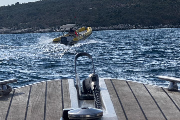Sarandë : Excursion en bateau en petit groupe avec arrêts baignade, boissons et parasols