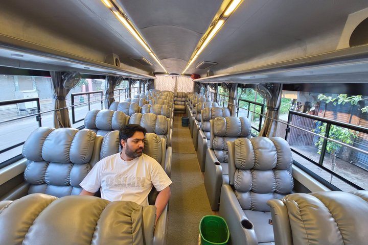 Lumbini naar Kathmandu Tourist Bus VIP / Premium Economy Sofa Seater