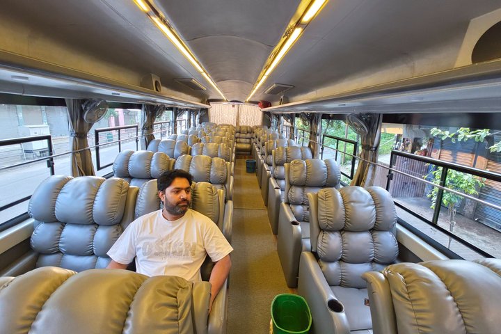 Lumbini naar Kathmandu Tourist Bus VIP / Premium Economy Sofa Seater