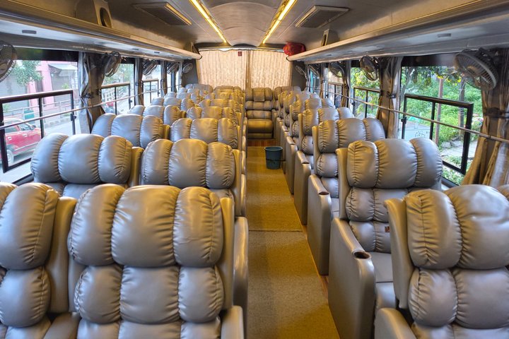 Lumbini naar Kathmandu Tourist Bus VIP / Premium Economy Sofa Seater