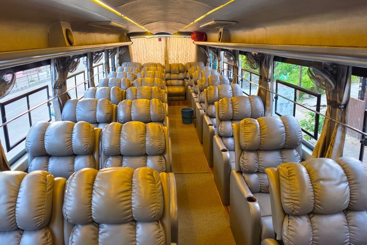 Lumbini naar Kathmandu Tourist Bus VIP / Premium Economy Sofa Seater