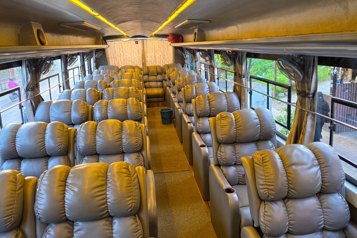 Lumbini naar Kathmandu Tourist Bus VIP / Premium Economy Sofa Seater