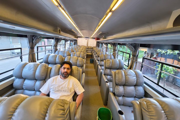 Lumbini naar Kathmandu Tourist Bus VIP / Premium Economy Sofa Seater