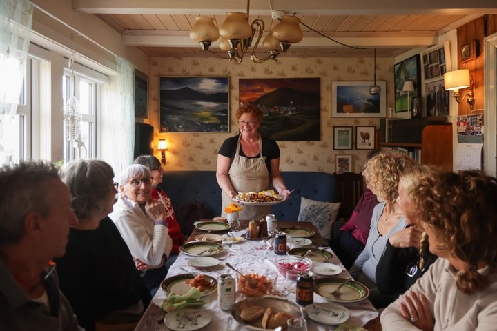 Classe de culinária faroense em Nólsoy perto de Tórshavn com Maud