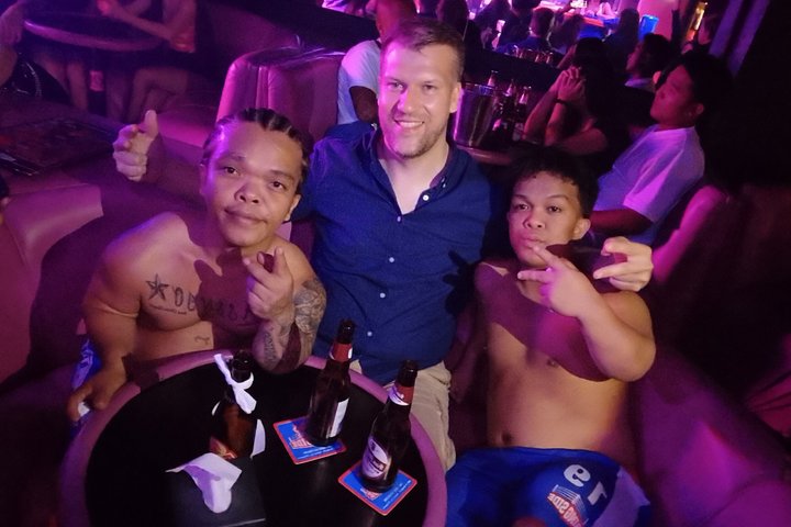 Makati : Pubcrawl Midget boxing rooftop muziek en gogo clubs