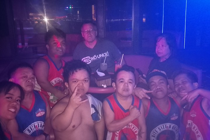 Makati : Pubcrawl Midget boxing rooftop muziek en gogo clubs