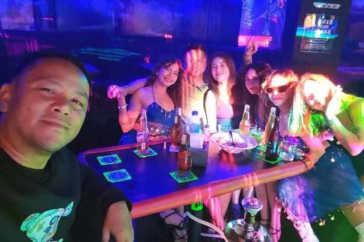 Makati : Pubcrawl Midget boxing rooftop muziek en gogo clubs